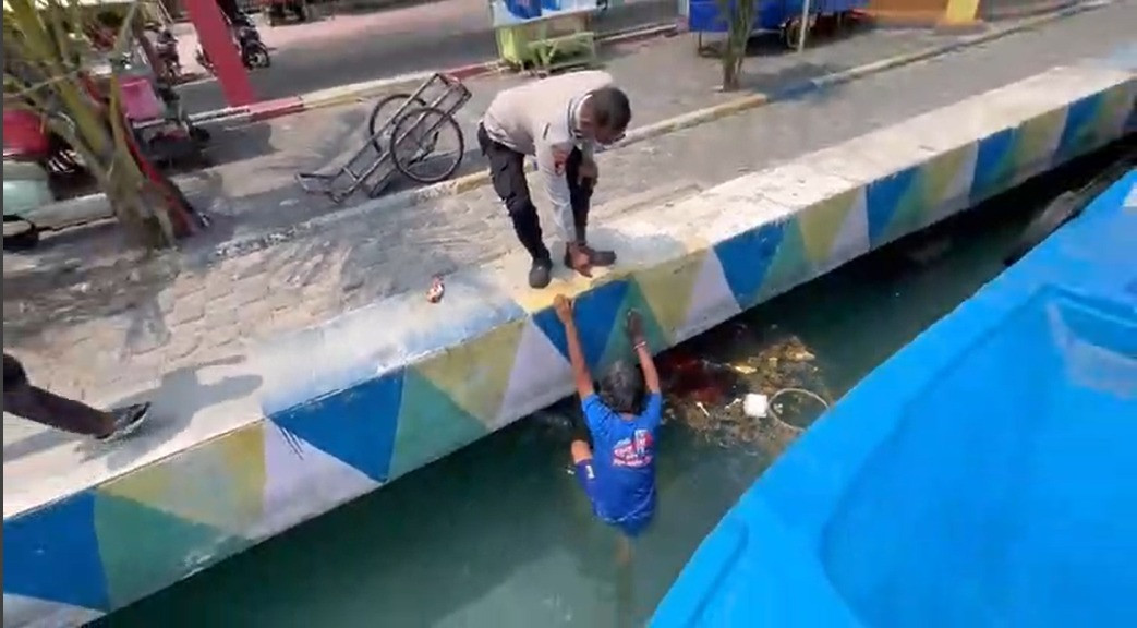 Sigap! Piket SPKT Polsek Kepulauan Seribu Utara Evakuasi ODGJ yang Ceburkan Diri ke Laut di Dermaga Pulau Kelapa
