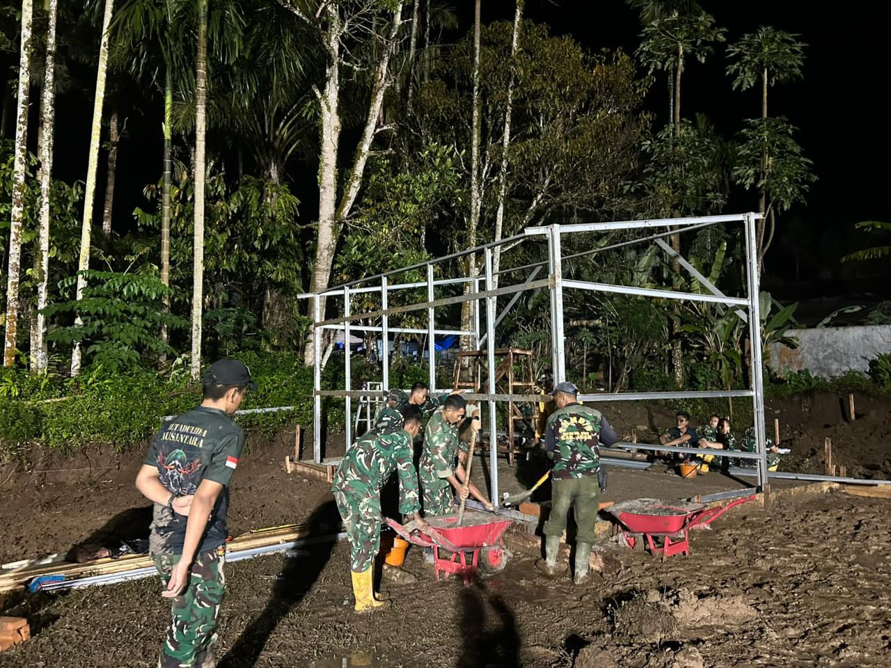 TNI AD dan Pemda Percepat Pembangunan Huntara Pascabencana di Palembayan