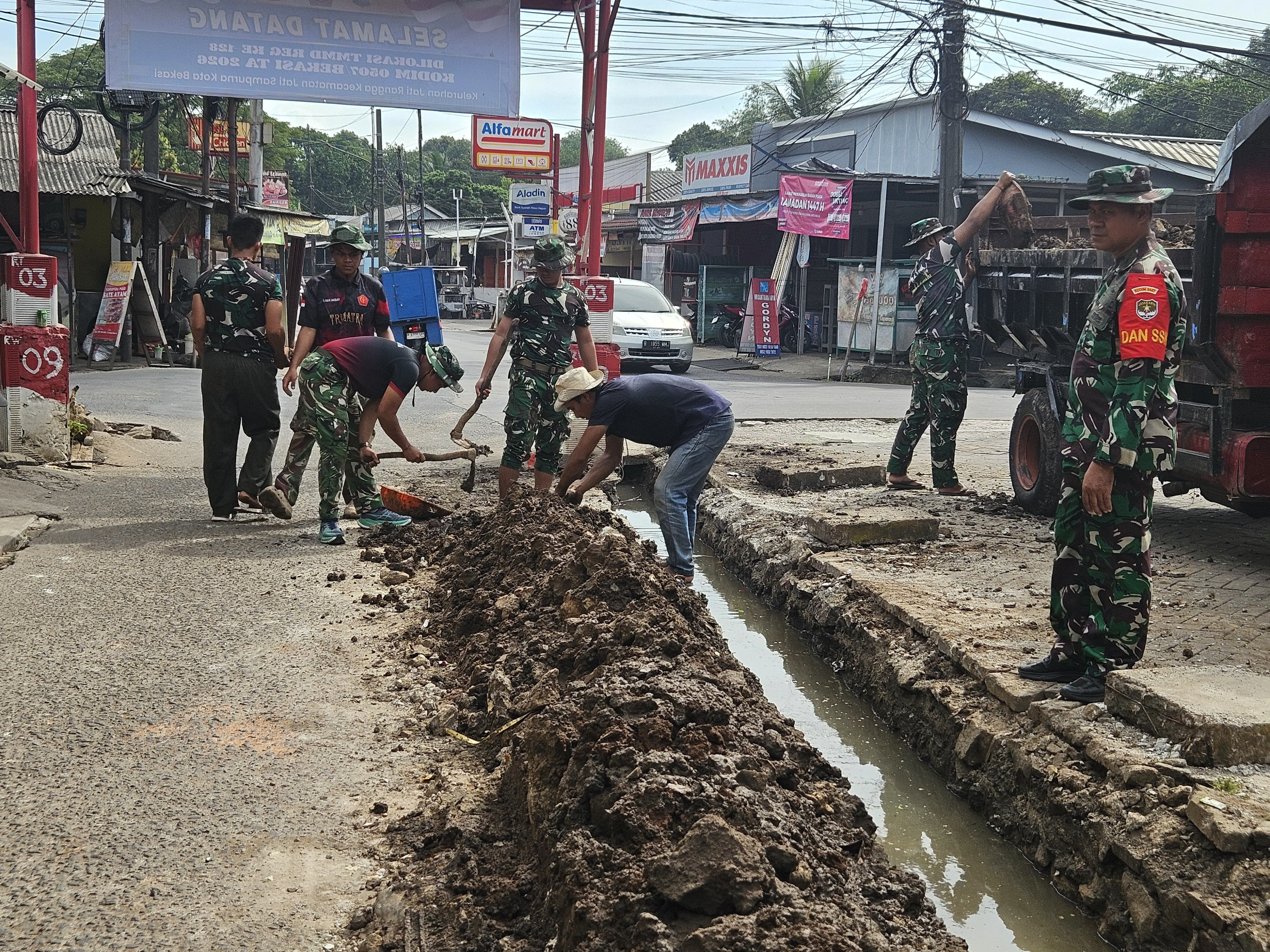 Akhirnya Bebas Genangan! Jalan Simin Gaer Bekasi 'Bangkit' Lewat Sentuhan TMMD 128