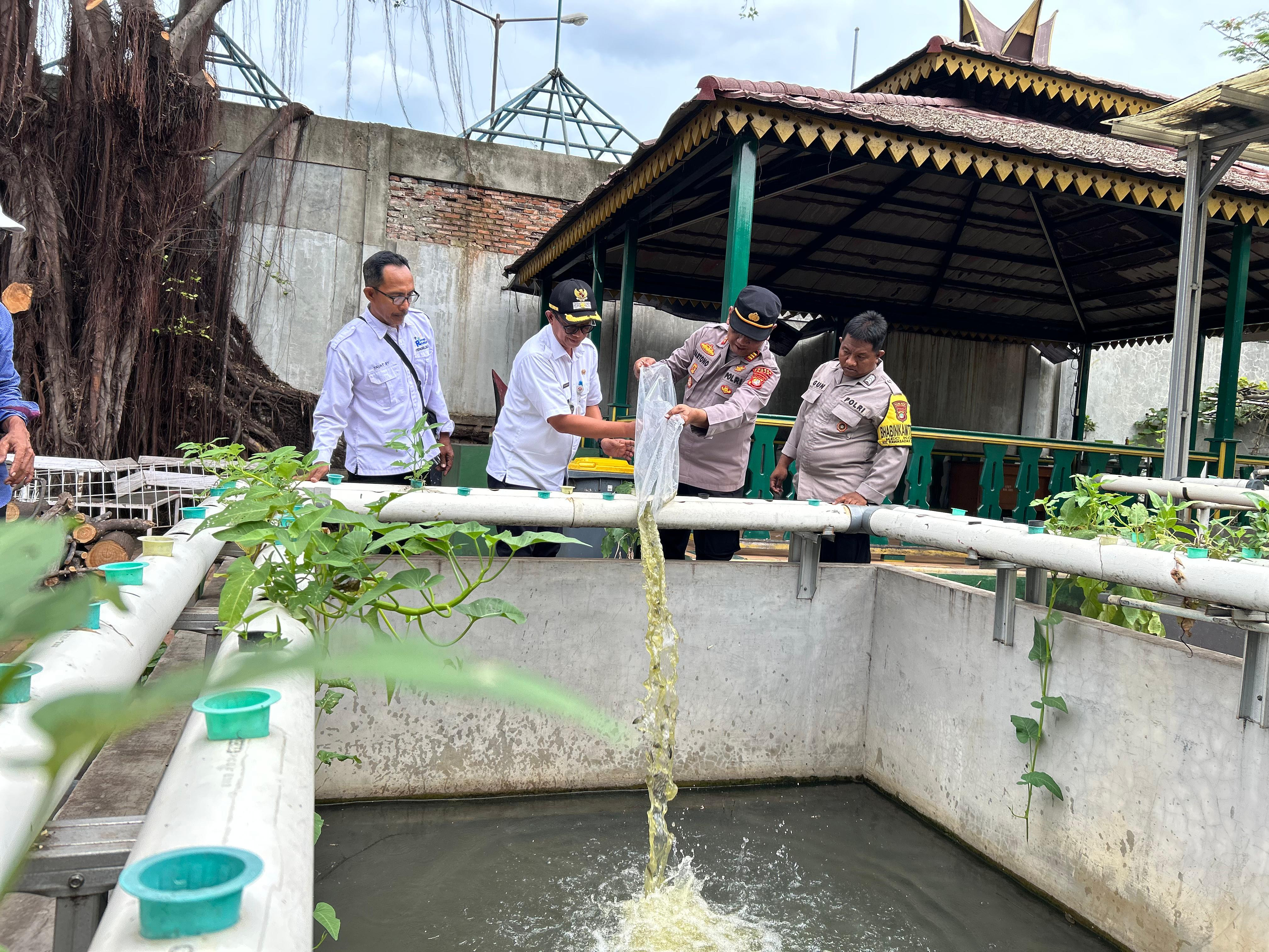 Polsek Koja Dukung Ketahanan Pangan Melalui Penyerahan Bibit Ikan di RPTRA Rasela