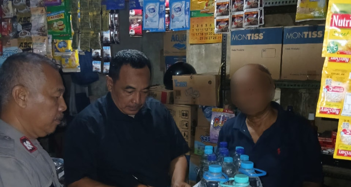 Kapolsek Cibungbulang Gelar Razia Miras Bersama Kanit Reskrim dan Anggota, Wujudkan Cipta Kondisi Aman di Kecamatan Cibungbulang dan Pamijahan