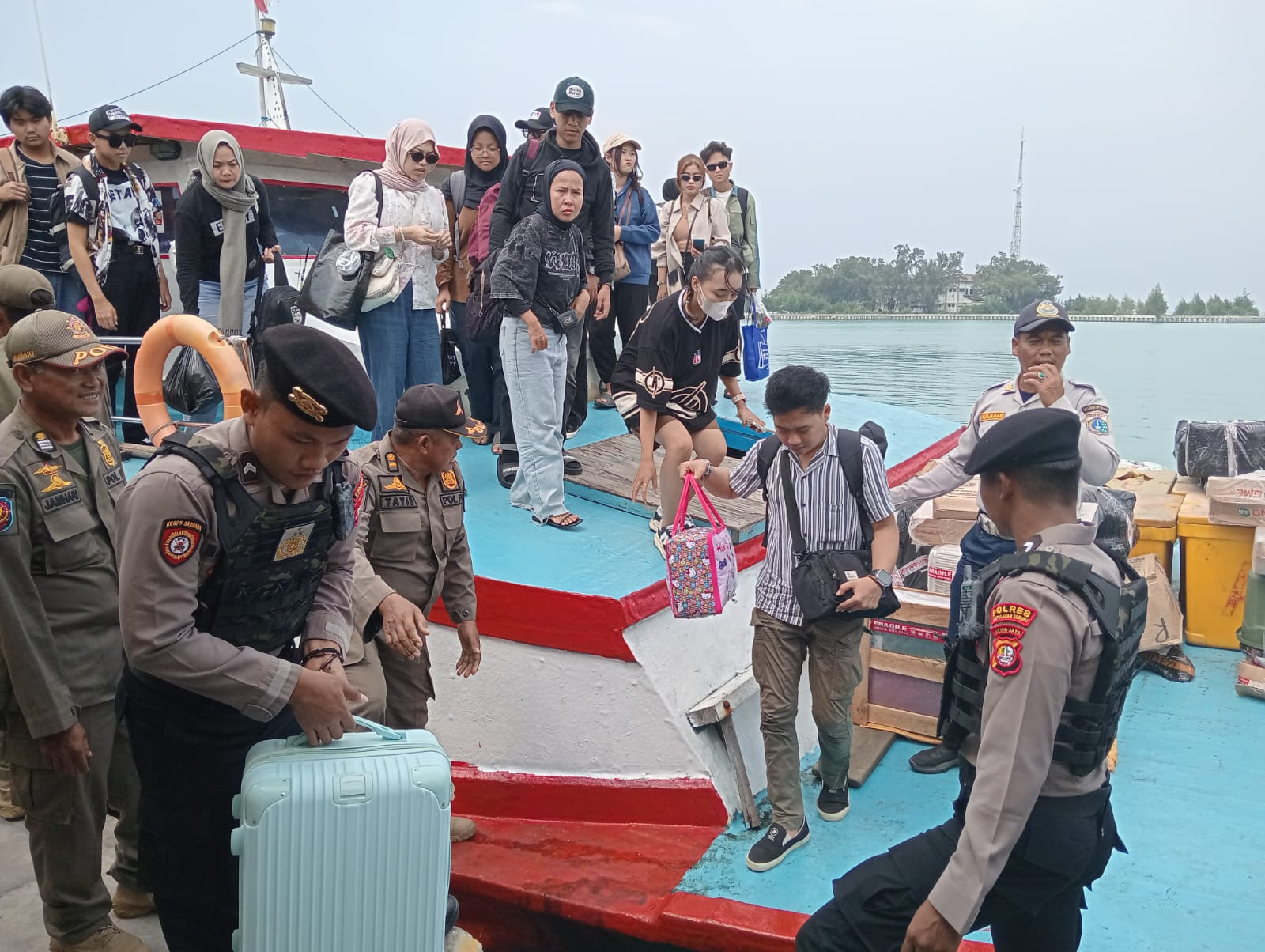 Polisi Baik Polsek Kepulauan Seribu Utara Bantu Penumpang Turun dari Kapal, Wujudkan Pengamanan Humanis di Dermaga