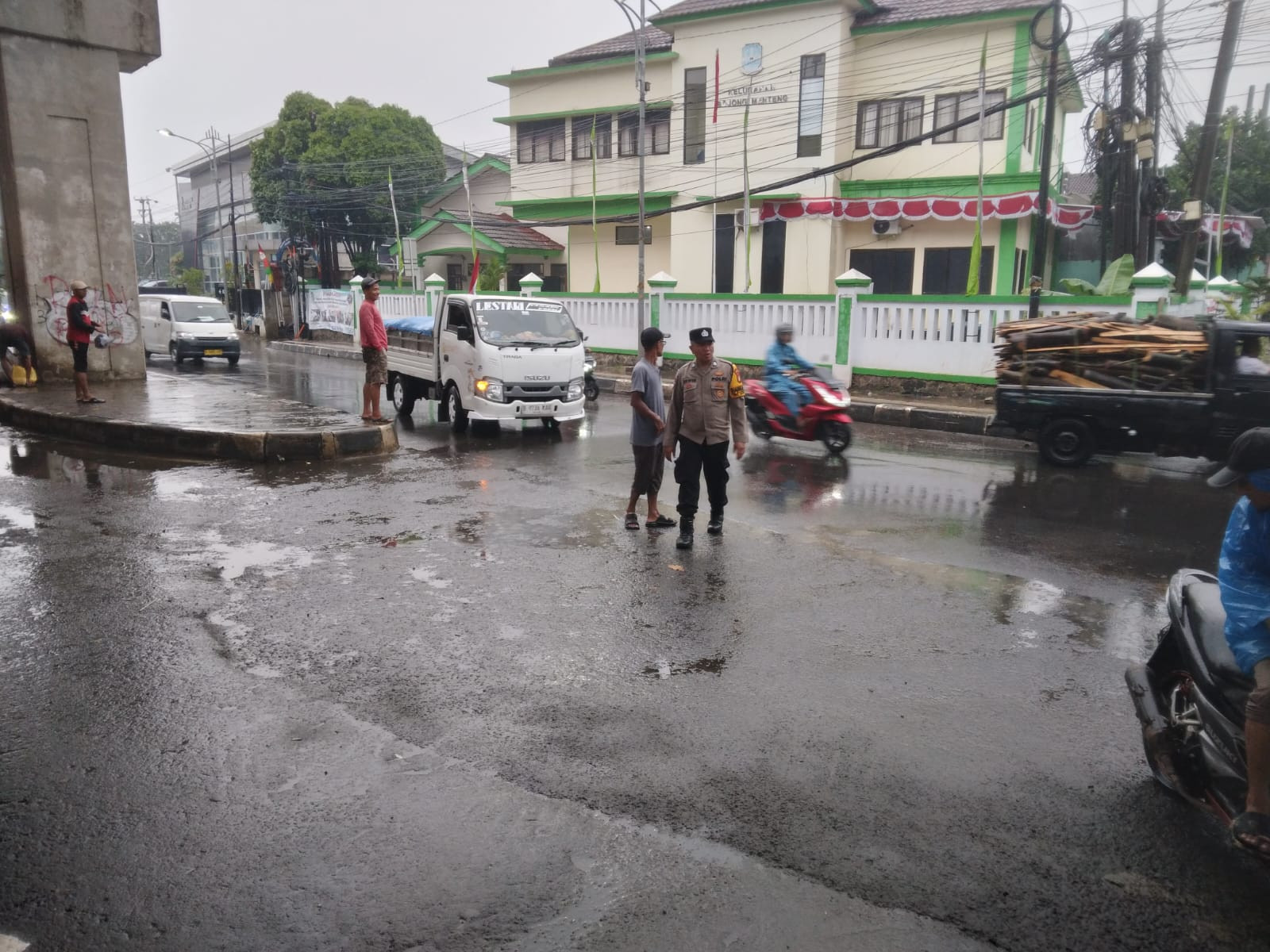 Polsek Rawalumbu Pantau Genangan Air di Bojong Menteng