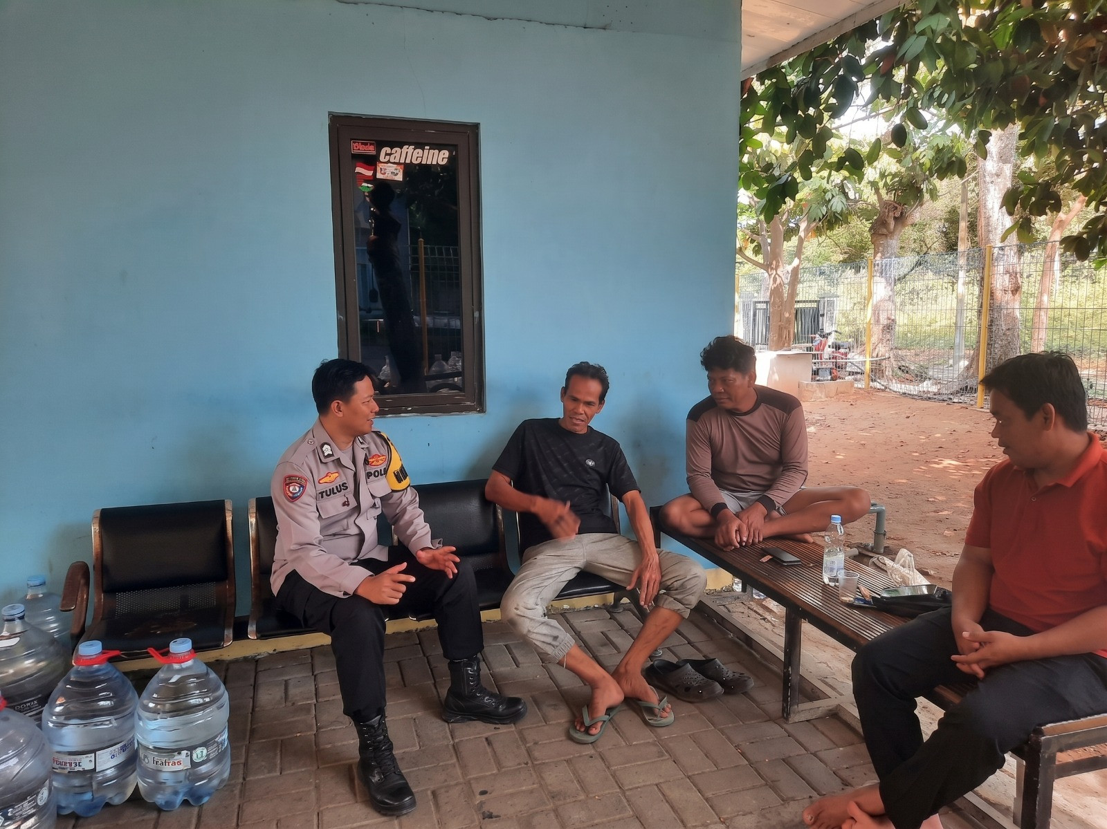 Jaga Jakarta di Pulau Lancang, Bhabinkamtibmas Sosialisasikan Layanan Polisi 110 dan Imbau Warga Pakai Masker