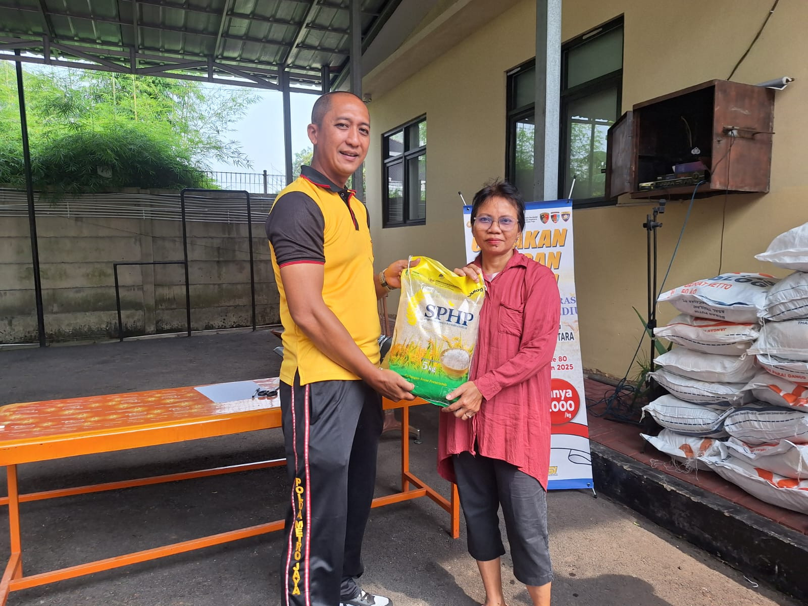 Polsek Kelapa Gading Gelar Gerakan Pangan Murah, Warga Antusias Dapatkan Beras SPHP