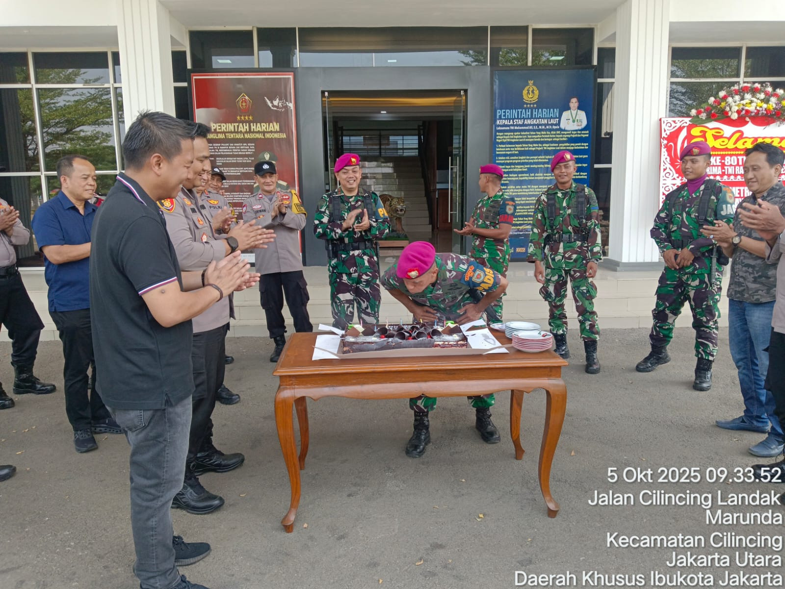Polres Metro Jakut dan Polsek Cilincing Beri Kejutan Ulang Tahun ke-80 untuk Prajurit TNI di Mako Pasmar I Marunda