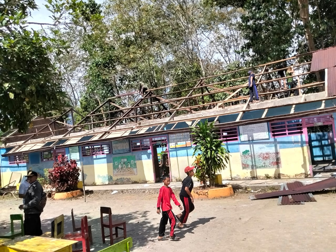 Anggaran Bukan Penghalang: Babinsa dan Warga Gotong Royong Rehab Sekolah di Palampang