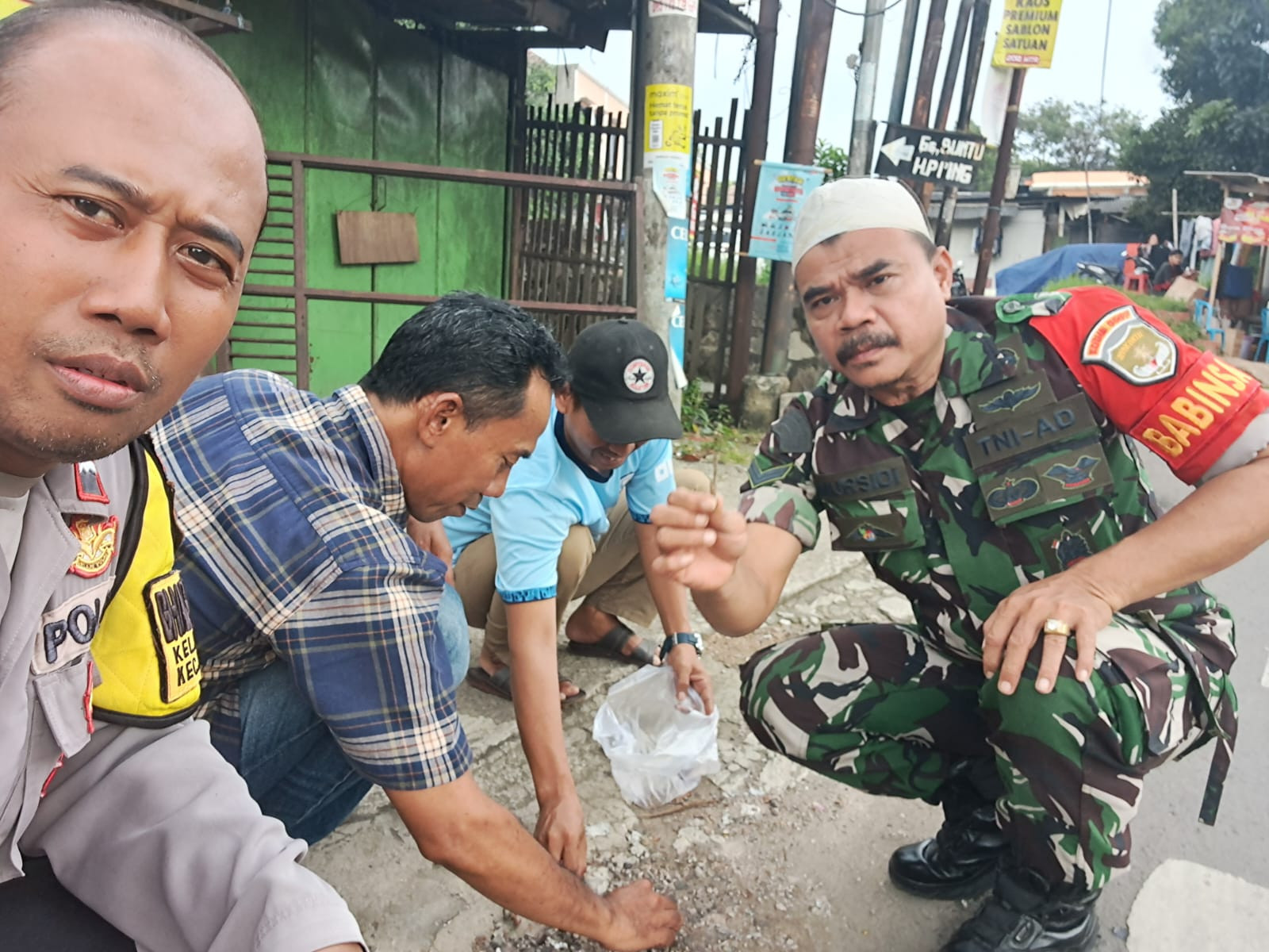 Waspada Ranjau Paku, Polisi dan TNI Temukan Puluhan Paku di Jalan Jatimekar Jatiasih