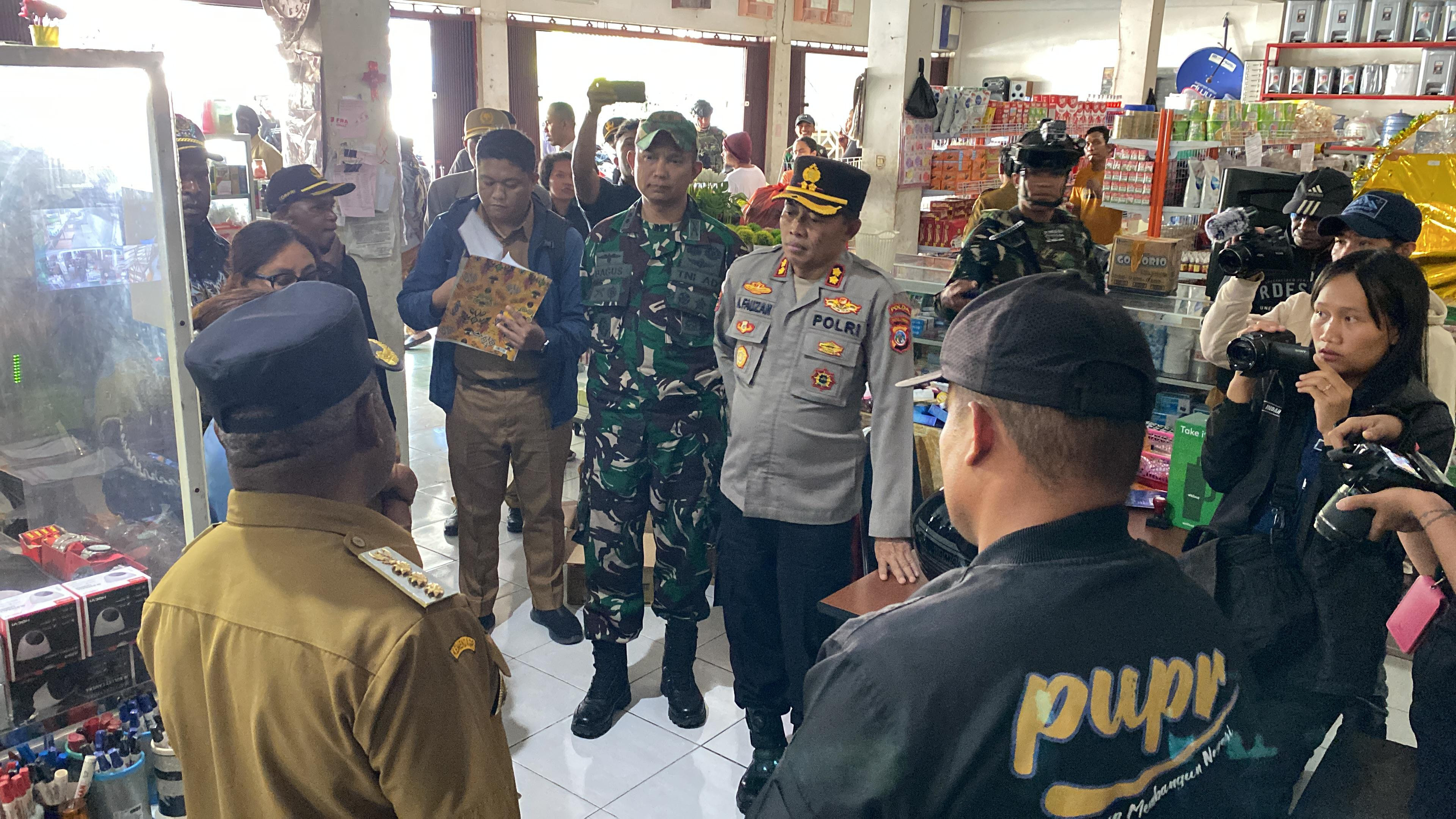 TNI Membantu Pemerintah Daerah, Dalam Pemantauan Harga Bahan Pokok di Wilayah Kabupaten Puncak Jaya