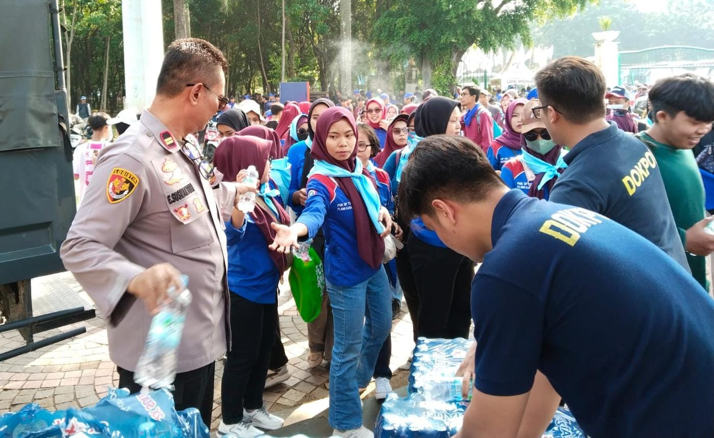 Polri Peduli Untuk Massa Aksi Buruh di Dalam Monas Jakarta