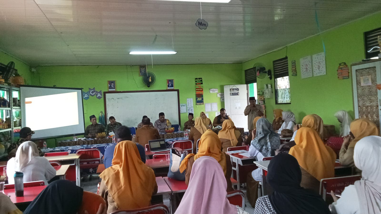 Sinergi Bhabinkamtibmas dan Babinsa Dukung Sosialisasi Penggabungan Dua SDN di Jakasampurna