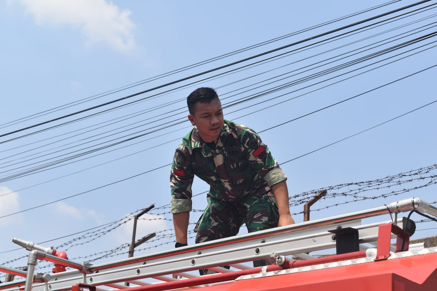 Prajurit Yonif PIK 202/TM Sigap Bantu Padamkan Kebakaran di Rawalumbu, Bekasi