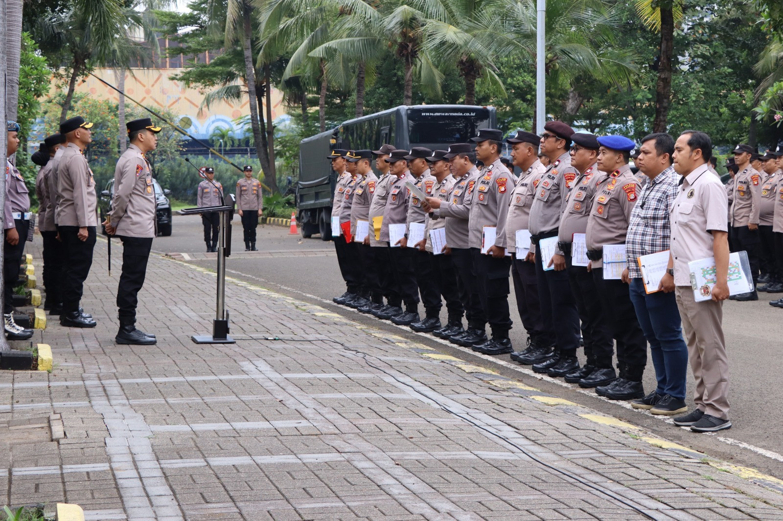 Kapolres Kepulauan Seribu Pimpin Apel Pagi, Tekankan Disiplin dan Profesionalisme Personel
