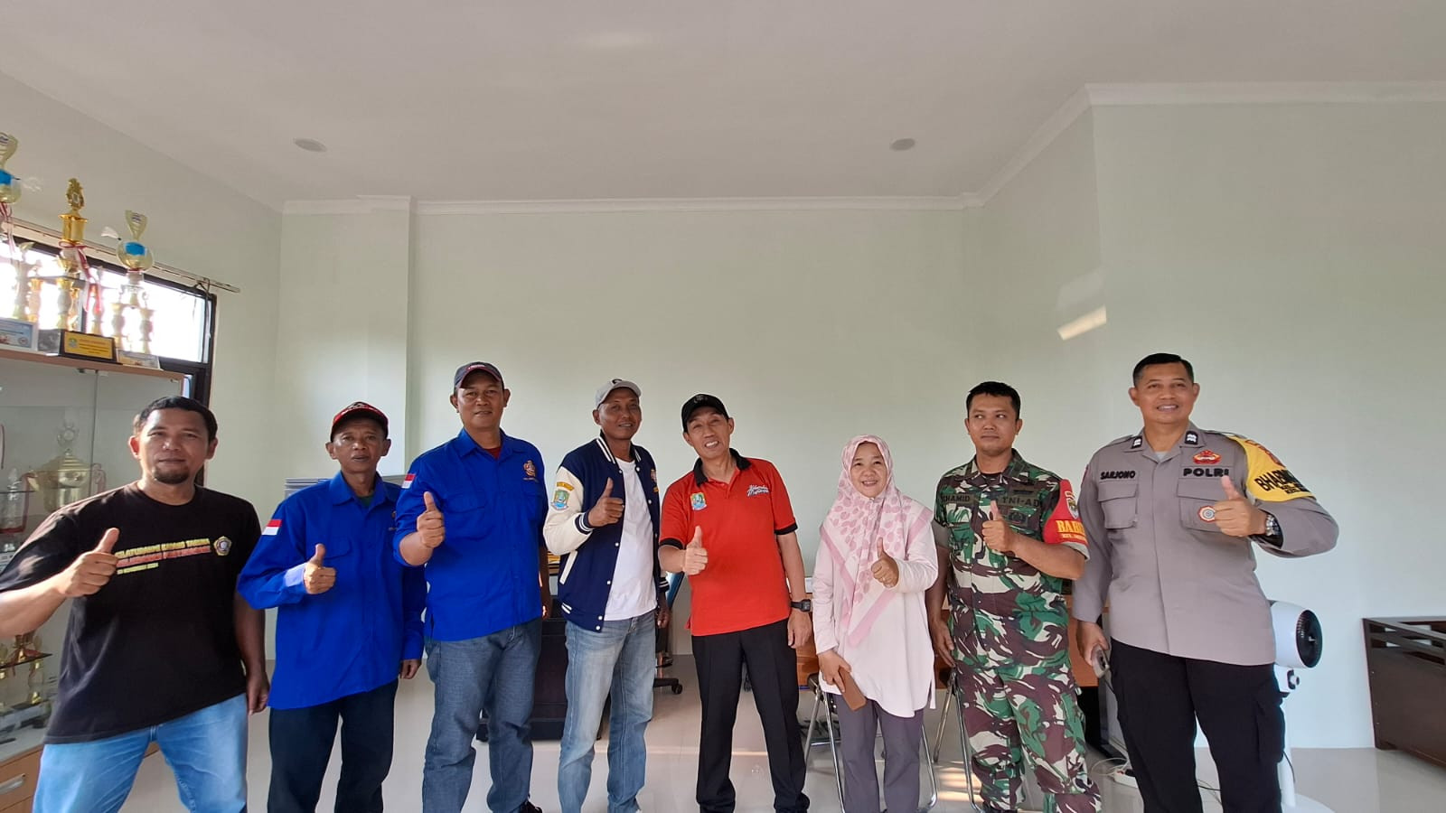SINERGITAS TNI – POLRI DI WILAYAH MUSTIKASARI, DUKUNG KOORDINASI TURNAMEN VOLLY ANTAR RW HUT RI KE-80