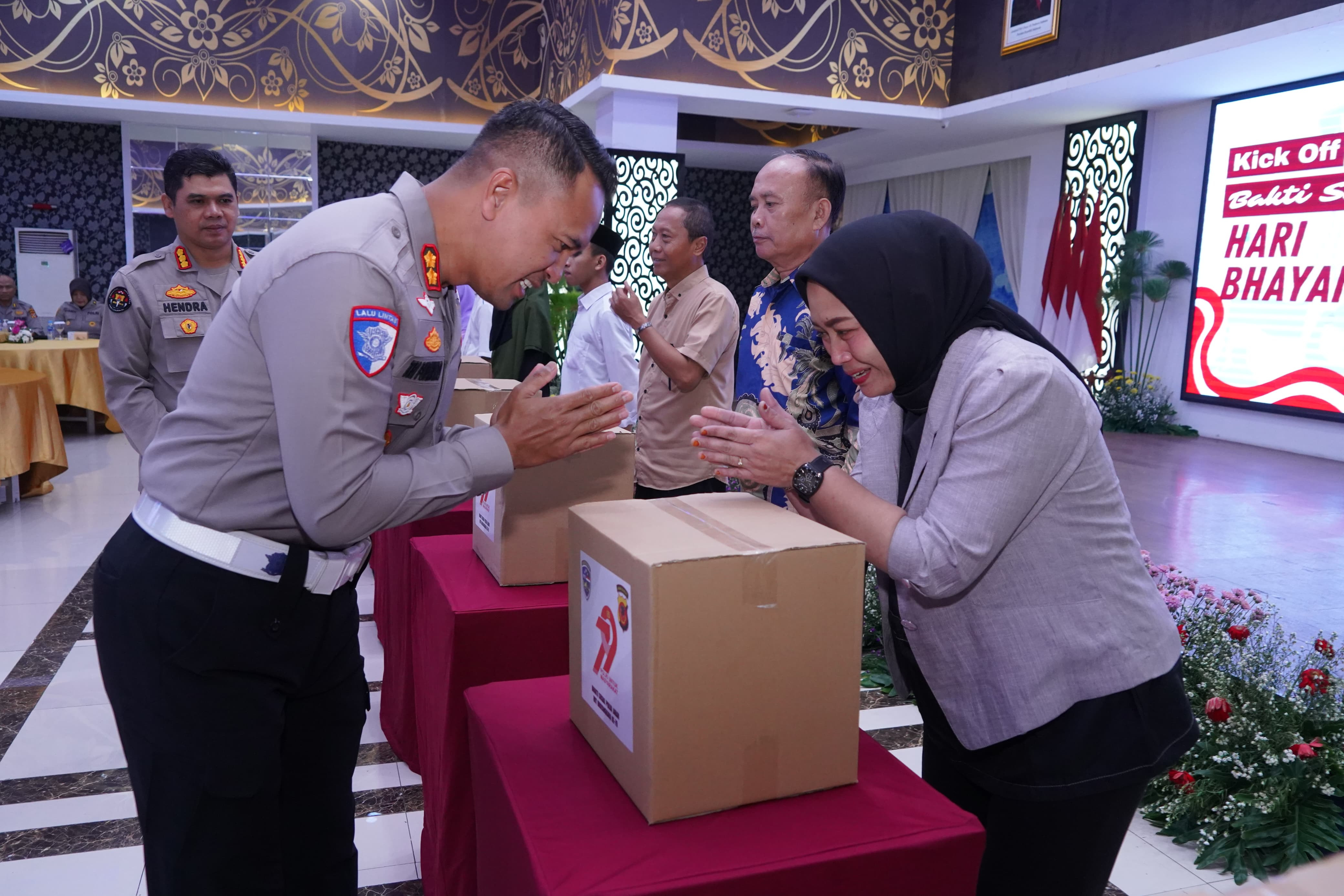 Polda Jabar Salurkan Bantuan Sosial kepada Warakawuri dalam Rangka Hari Bhayangkara ke 79