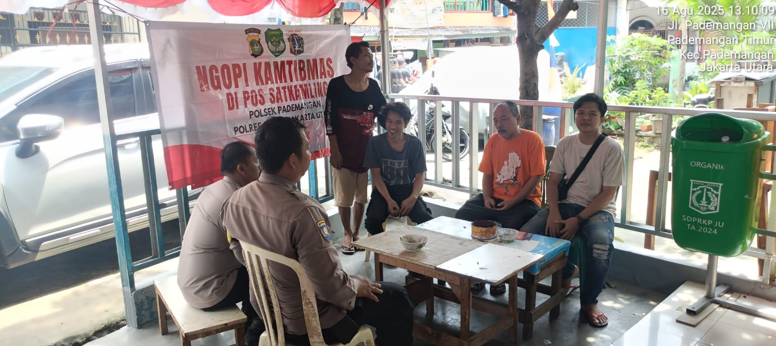 Polisi dan Warga Ngopi Bareng di Pademangan, Bahas Keamanan Lingkungan