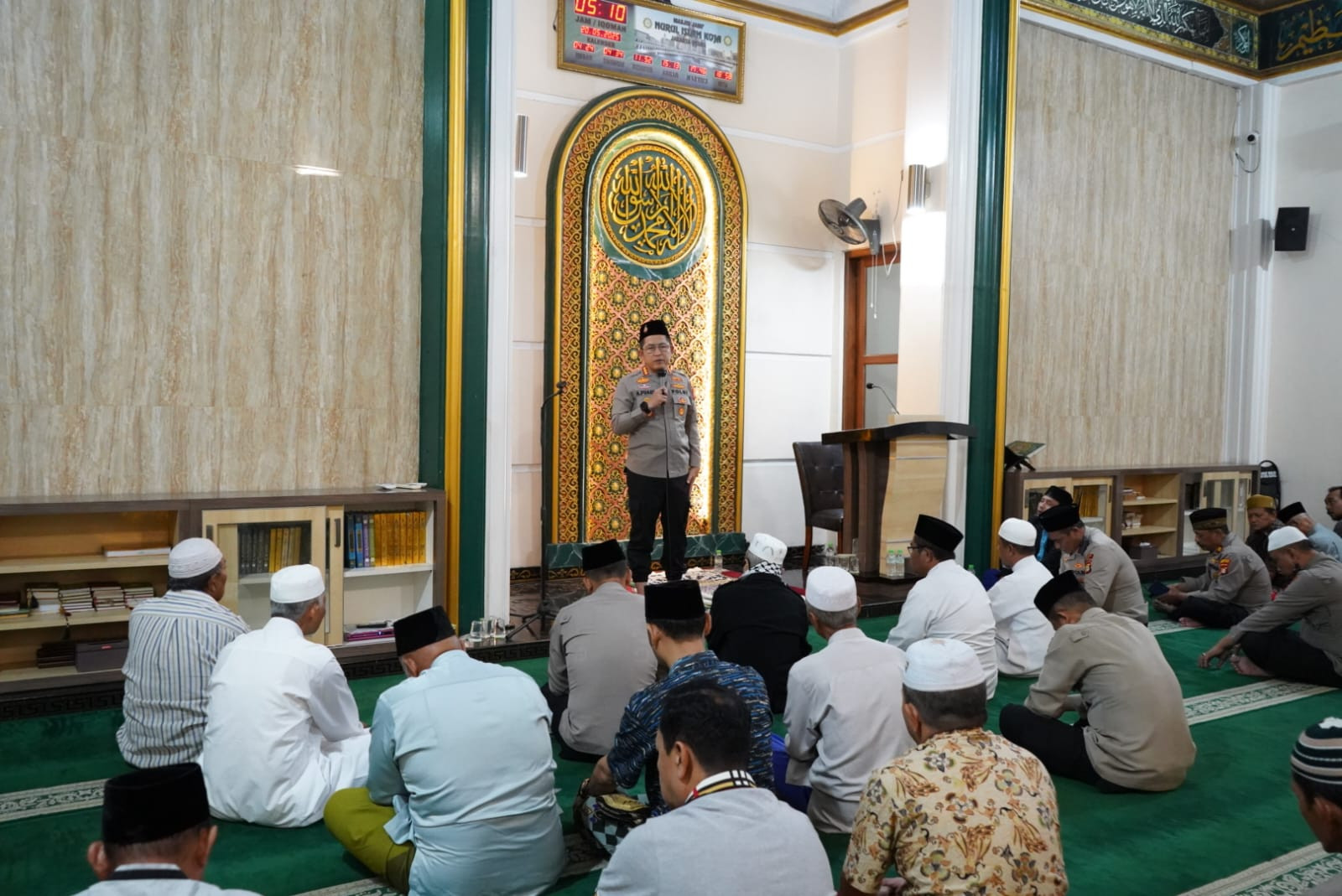 Kapolres Metro Jakarta Utara Laksanakan Subuh Berjamaah Bersama Warga Koja