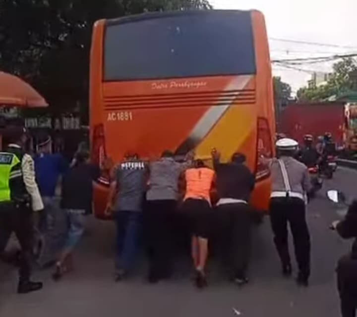 Polisi Baik: Kanit Lantas Polsek Medan Satria Sigap Bantu Dorong Bus Mogok di Bekasi