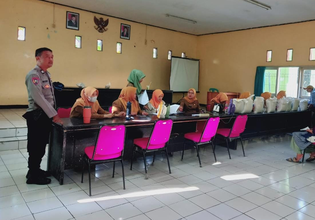 Kawal Bantuan Pangan, Bhabinkamtibmas Bojong Rawalumbu Pastikan Penyaluran Beras untuk 732 Warga Lancar