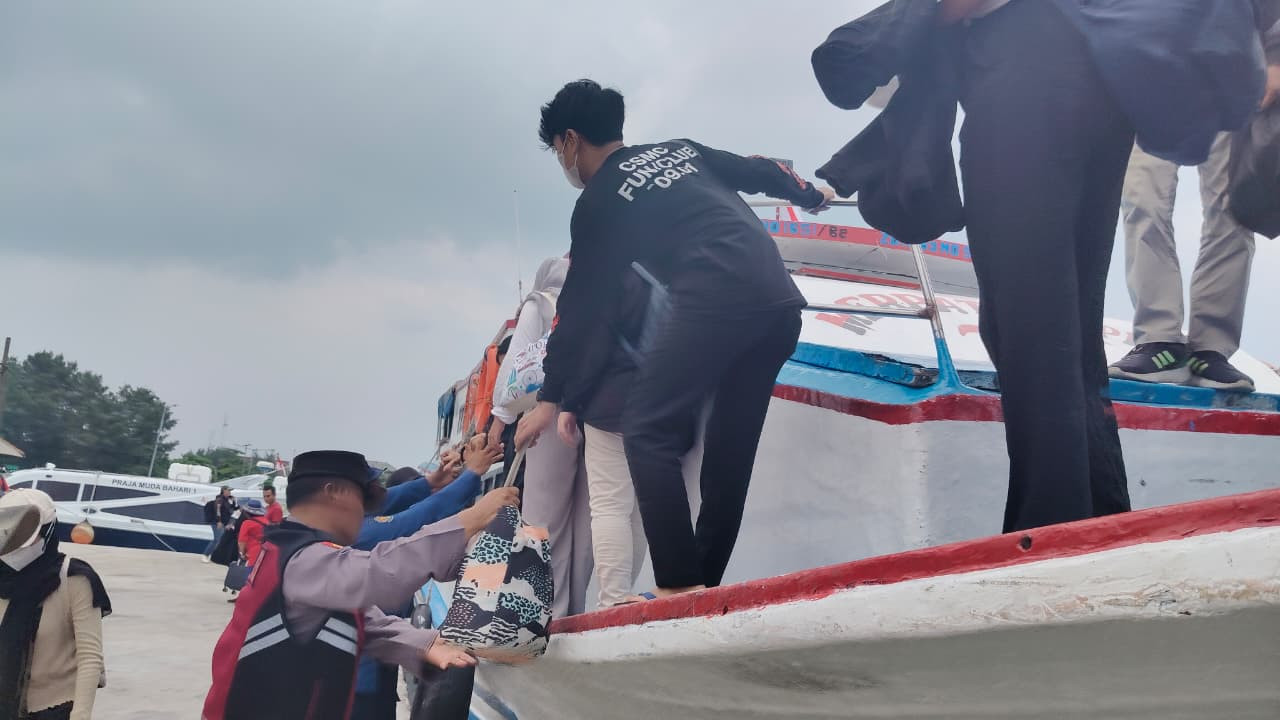 Polisi Baik, Anggota Polsek Kepulauan Seribu Utara Bantu Penumpang di Dermaga