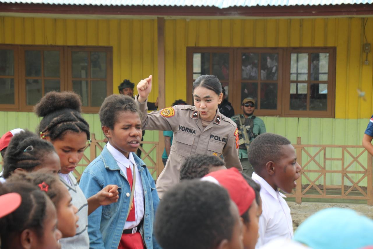 Bermain dan Belajar Bersama Anak, Satgas Kepolisian Operasi Damai Cartenz Berikan Dukungan Psikologis di SD Inpres Kago