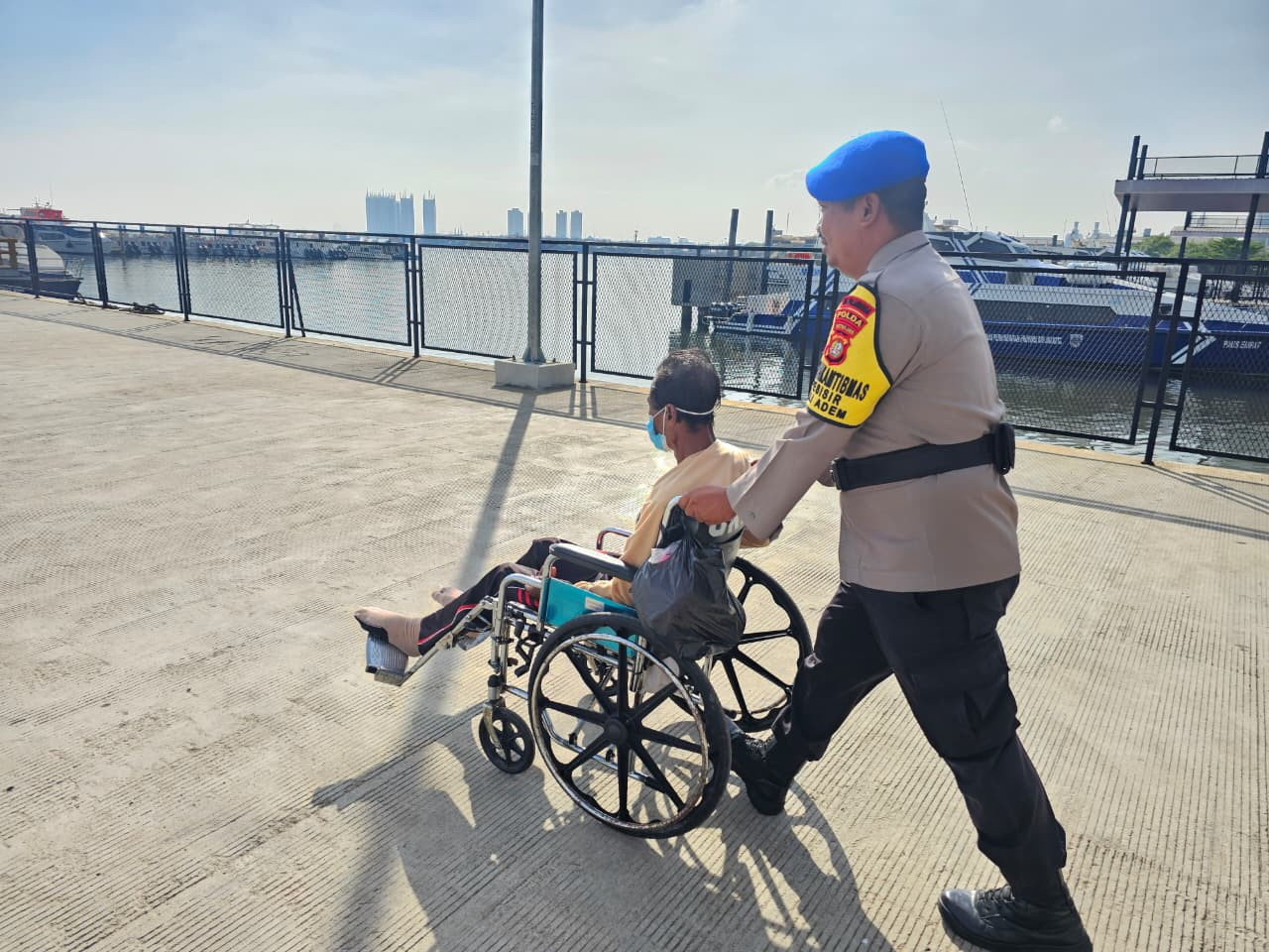 Polisi Bantu Penumpang Berkebutuhan Khusus di Kali Adem, Wujud Pelayanan Humanis