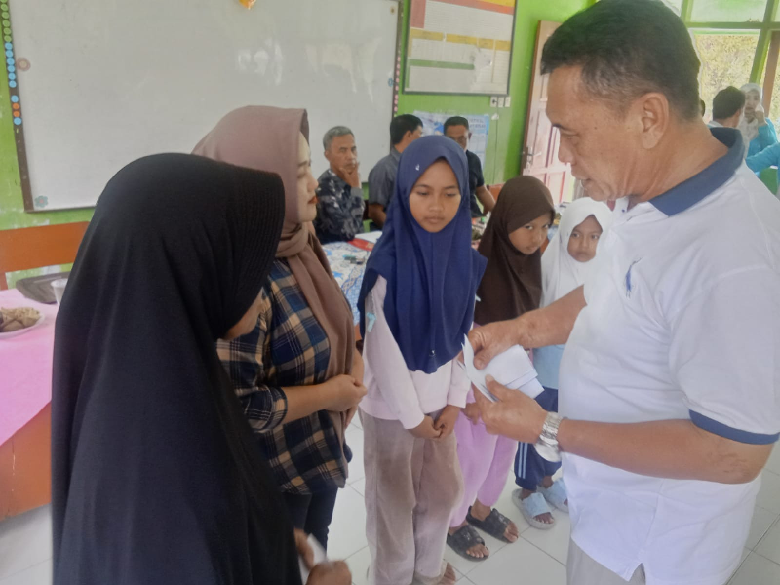 Toto Tohari Santuni Anak Yatim dan Lansia di Citapen, Agenda Rutin Berbagi Setiap Tahun