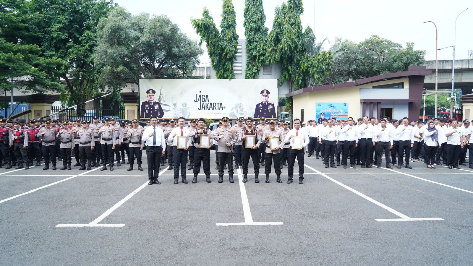 Kapolres Metro Jakarta Utara Pimpin Apel Pagi, Beri Penghargaan Anggota Berprestasi