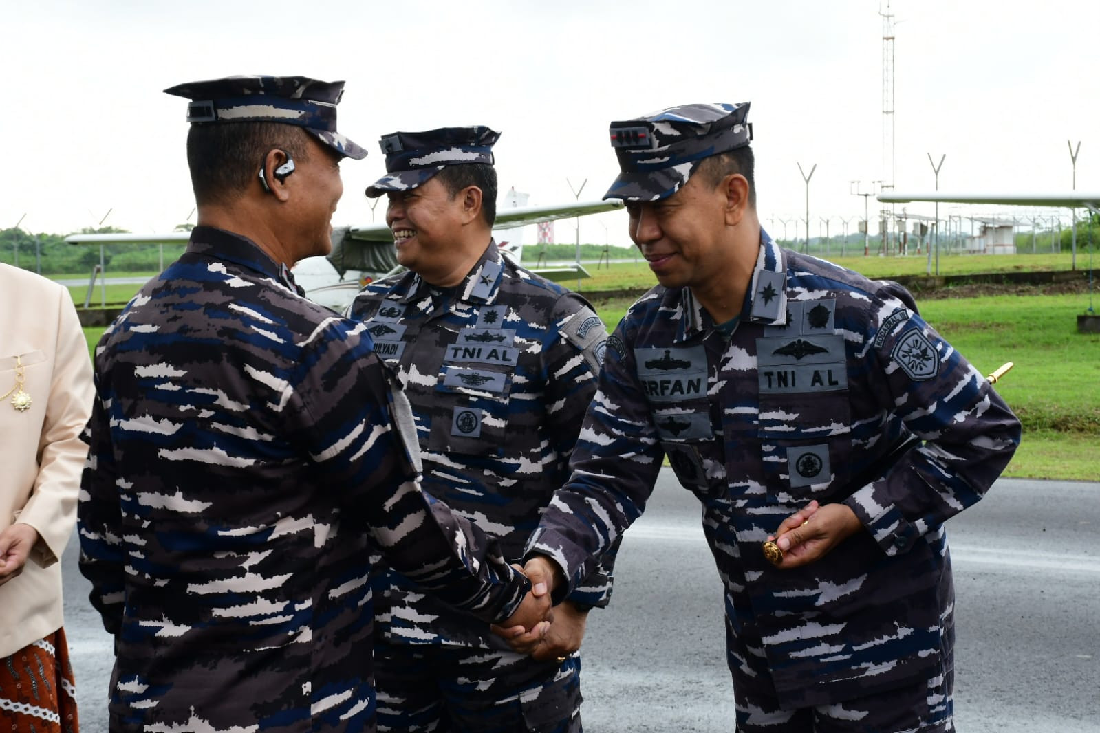 Komandan Lanal Bandung Sambut Kedatangan Pangkoarmada RI di Lanud Wiriadinata Tasikmalaya
