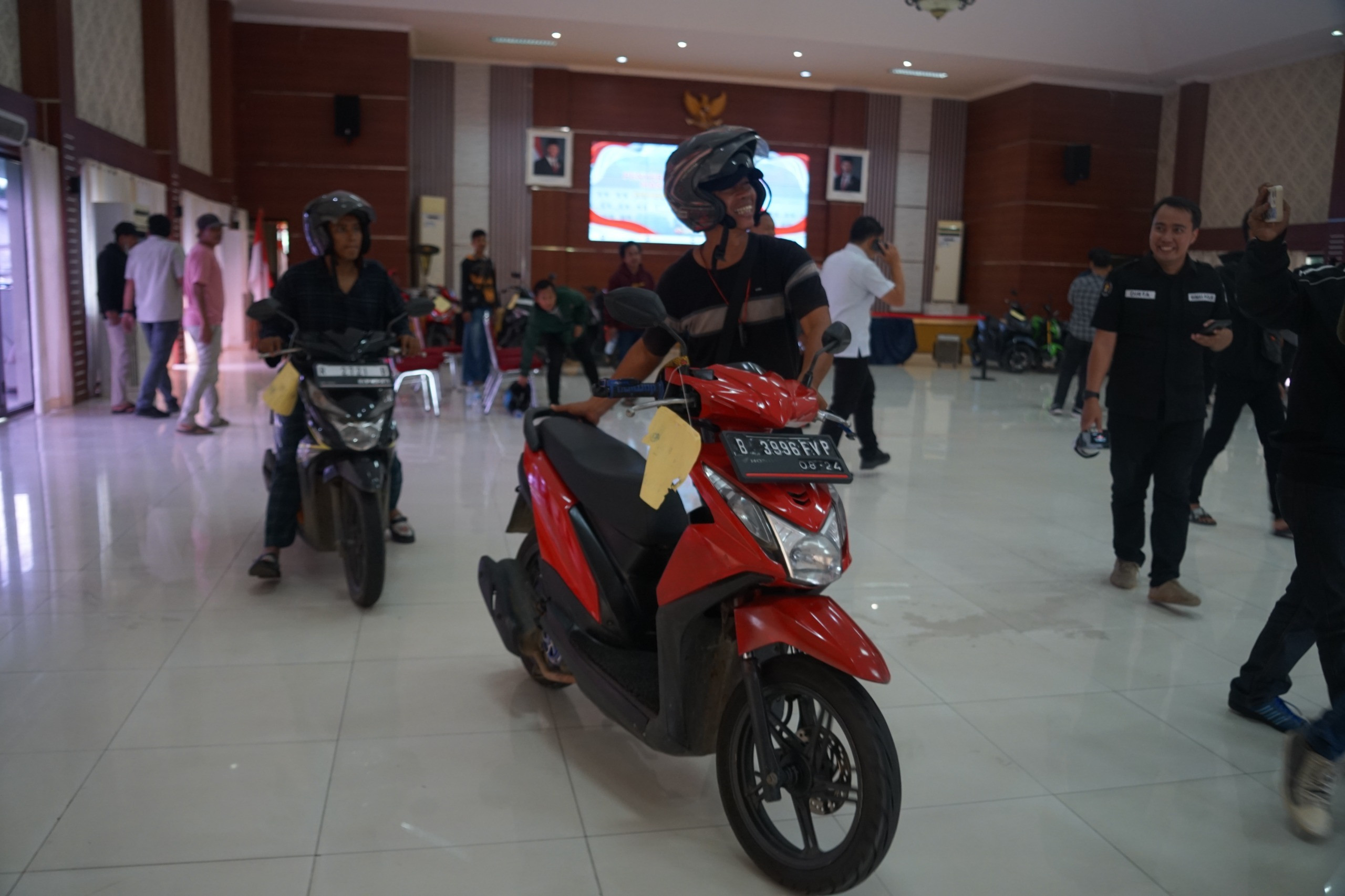 Sambut Hari Bhayangkara ke-79, Polres Metro Bekasi Serahkan 10 Sepeda Motor Hasil Kejahatan kepada Pemiliknya