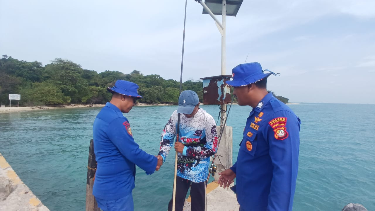 Patroli Satpolairud Polres Kepulauan Seribu Gelar Patroli Dialogis Laut, Ajak Nelayan Waspada Cuaca Buruk dan Gunakan Layanan Darurat 110