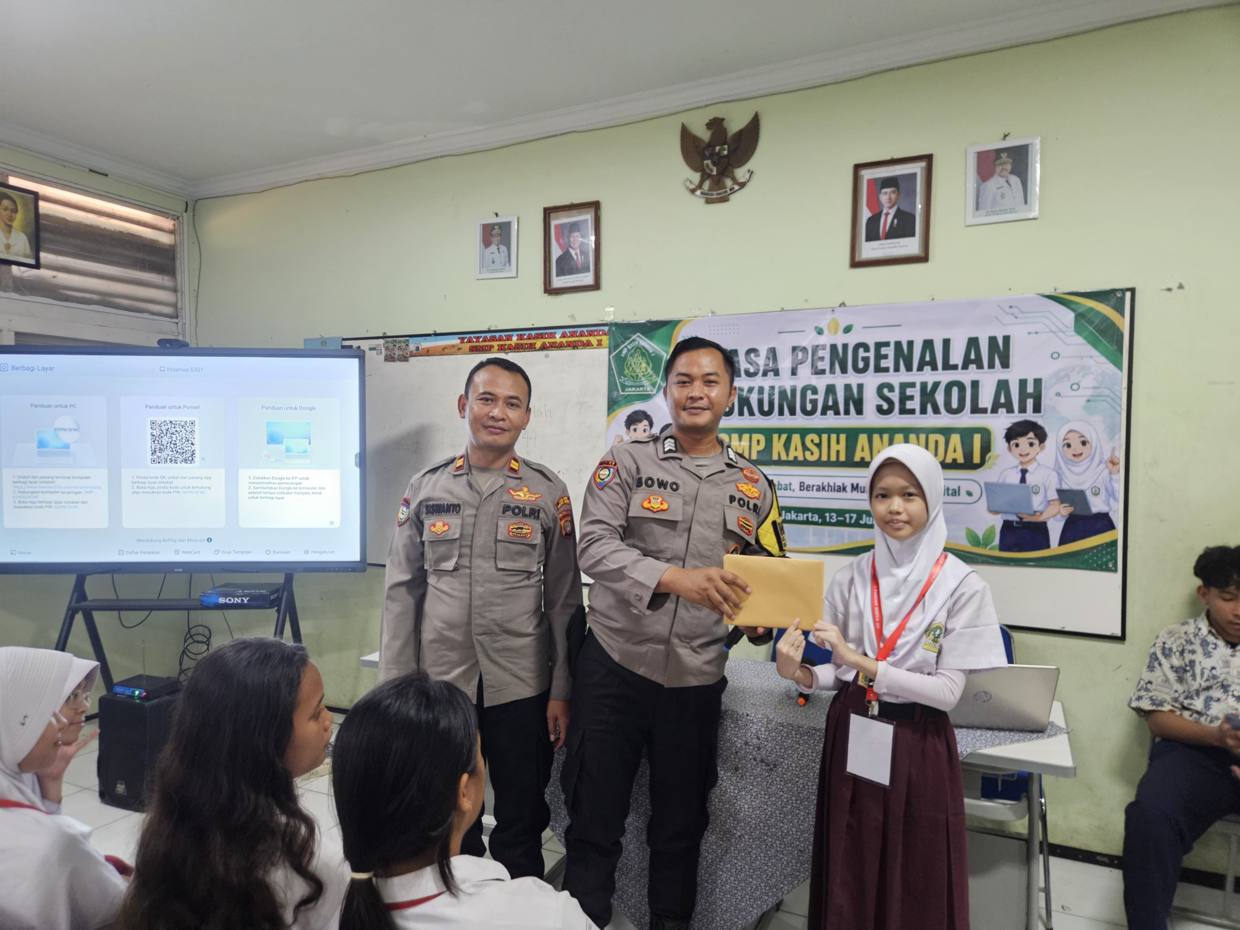 Polsek Kelapa Gading Berikan Edukasi Bahaya Narkoba kepada Siswa Baru SMP Kasih Ananda dalam Kegiatan MPLS