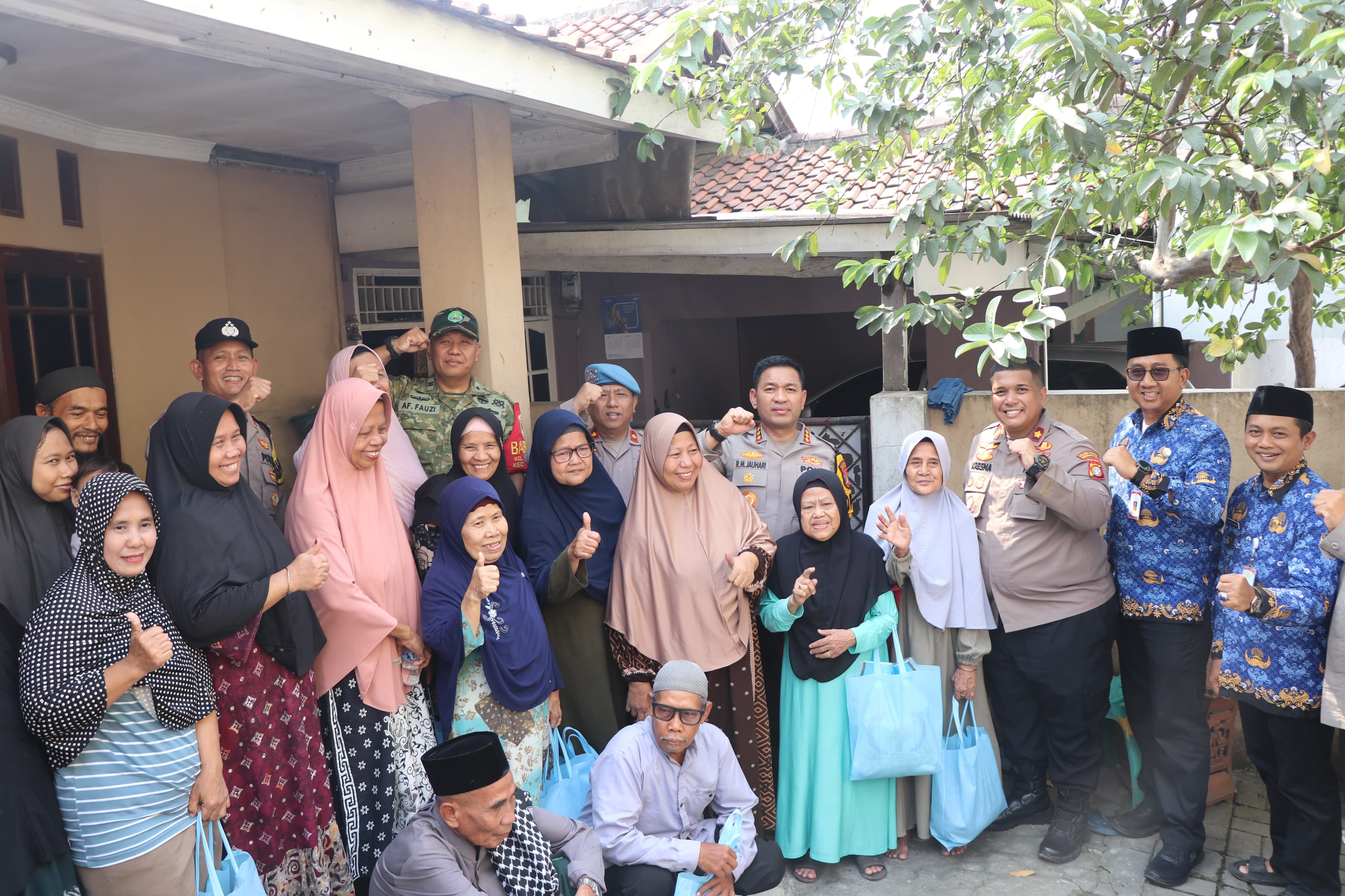 Blusukan ke Slum Area, Kapolres Metro Tangerang Kota Bagikan Sembako dan Ajak Warga Jaga Kamtibmas