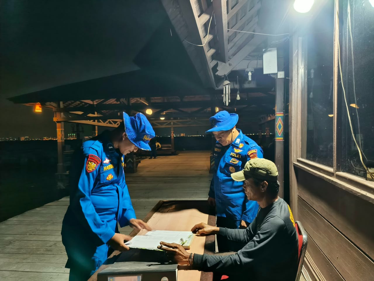 Layanan Polisi 110, Satpolairud Polres Kepulauan Seribu Patroli Laut Malam Sambangi Penjaga Pulau