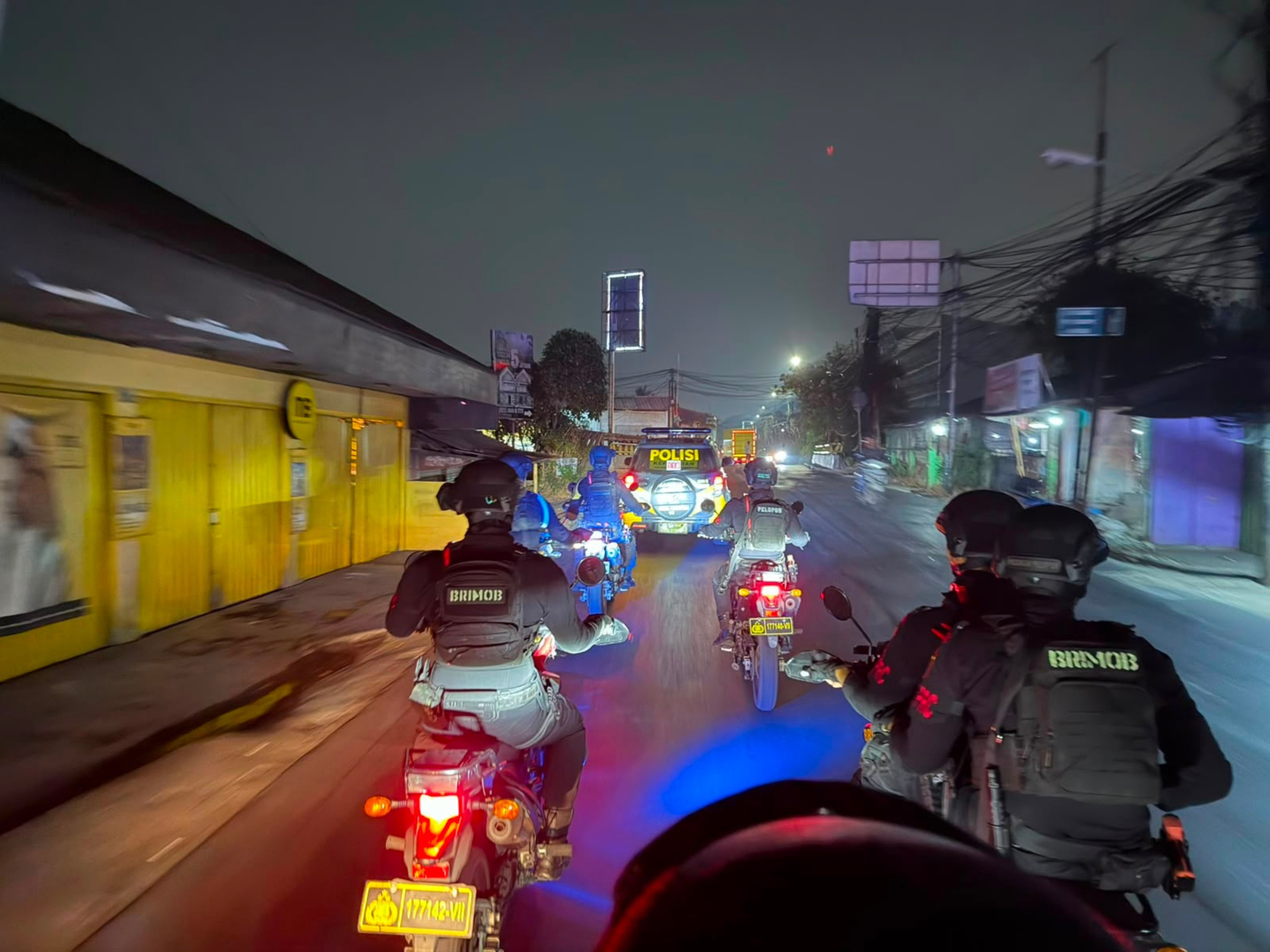 Brimob Polda Metro Jaya Bantu Evakuasi Korban Kecelakaan di Bekasi