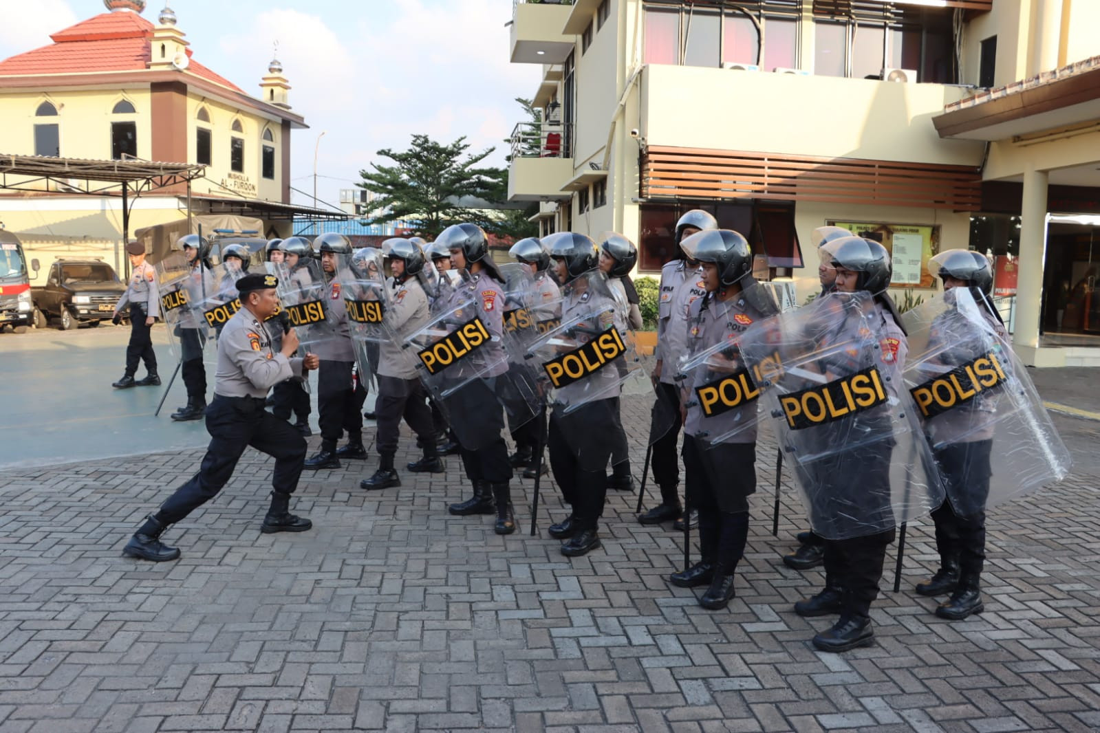 Tingkatkan Kemampuan Personel, Polres Pelabuhan Tanjung Priok Gelar Latihan Dalmas dan Pemadaman Api