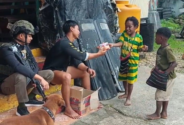 Wujud Kepedulian, Satgas Ops Damai Cartenz Ajak Anak-anak di Paniai Berbagi Keceriaan
