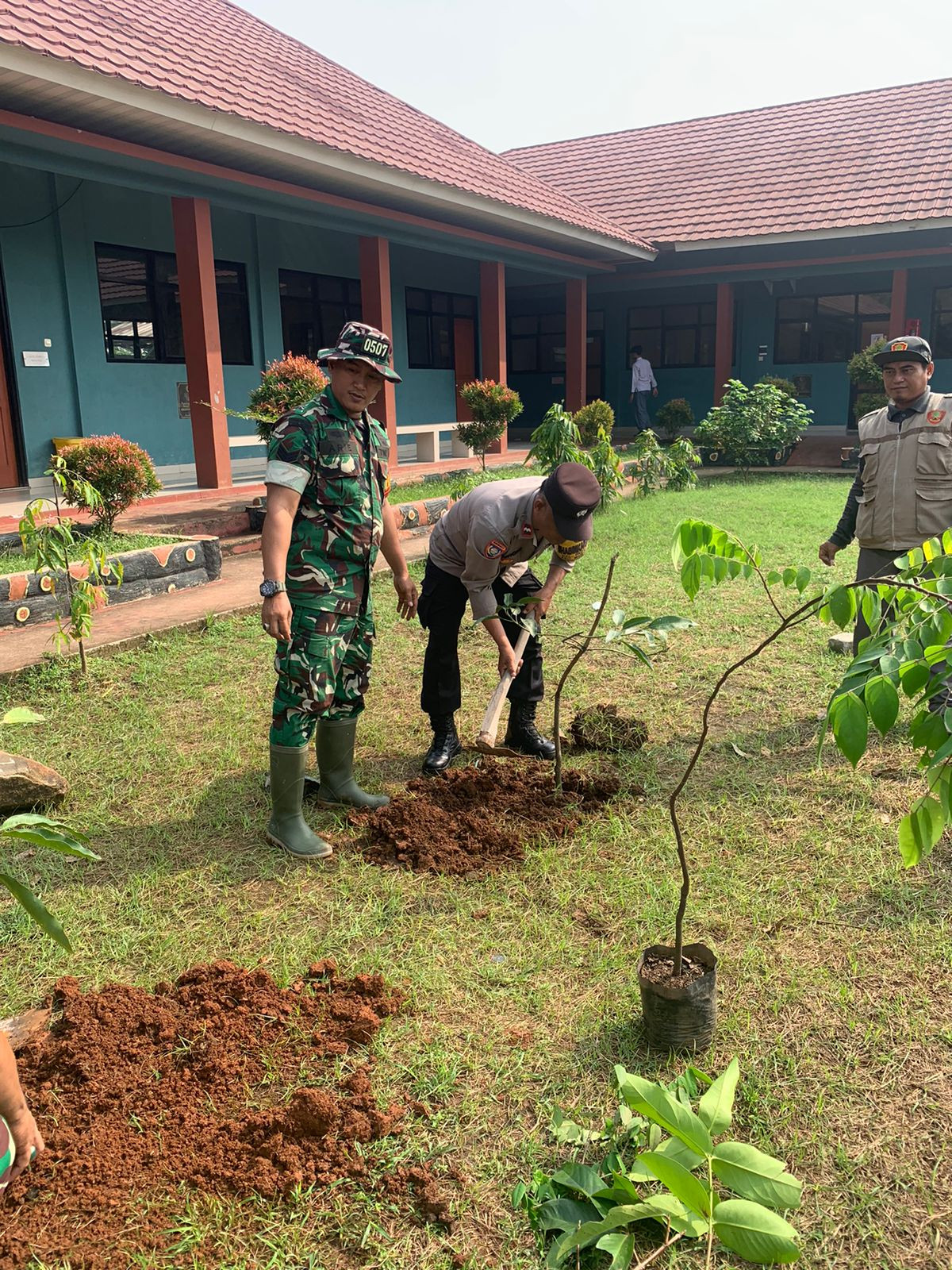 TNI-Polri Bersinergi Tanam Pohon di SMA Negeri 19 Padurenan dalam Rangka TMMD ke-125