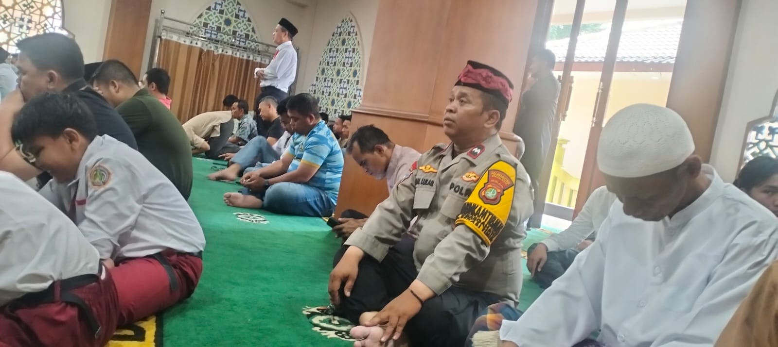 Amankan Ibadah, Bhabinkamtibmas Margahayu Pantau Sholat Jumat di Masjid Al-Fauz