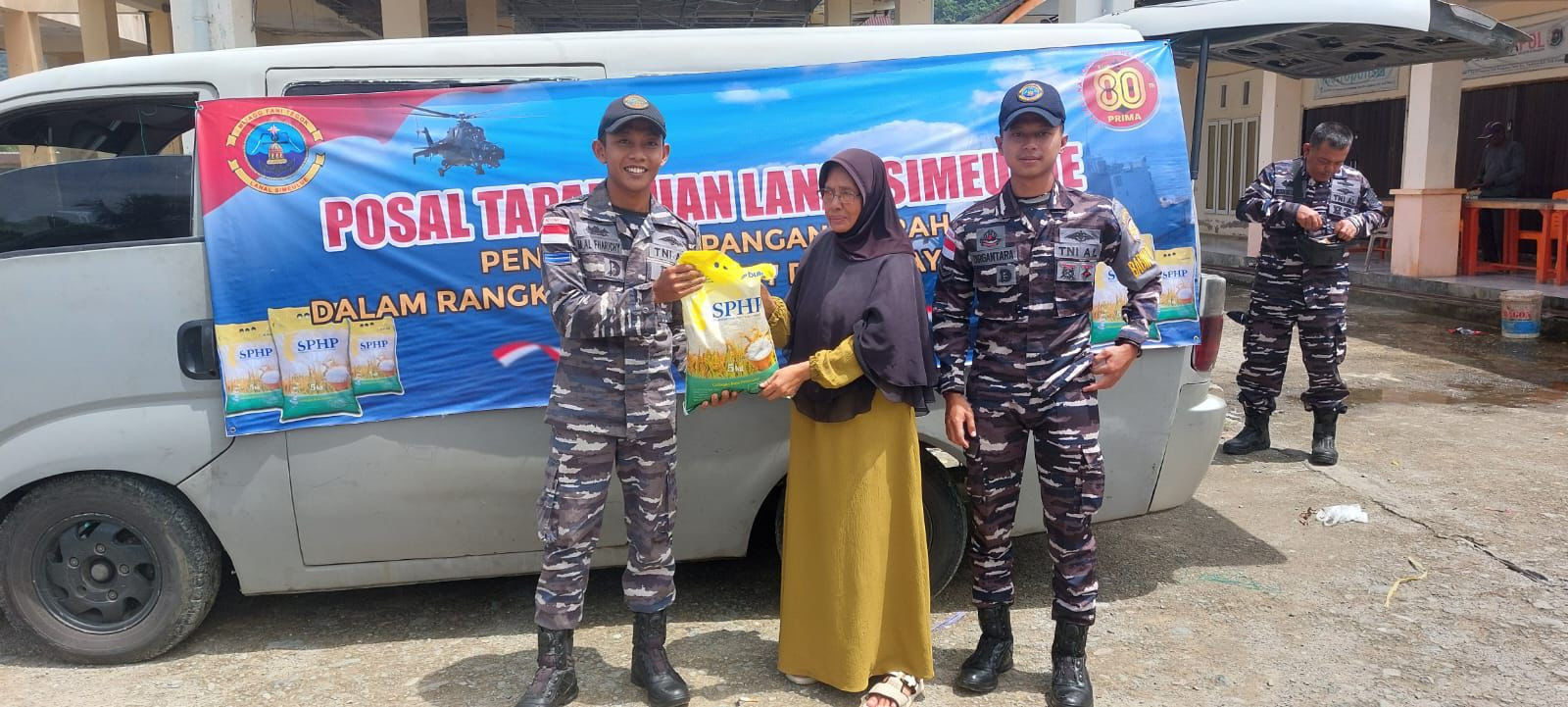 Posal Tapak Tuan Jajaran Lanal Simeulue Laksanakan Pendistribusian Beras SPHP Dalam Kegiatan Gerakan Pangan Murah di Kabupaten Aceh Selatan