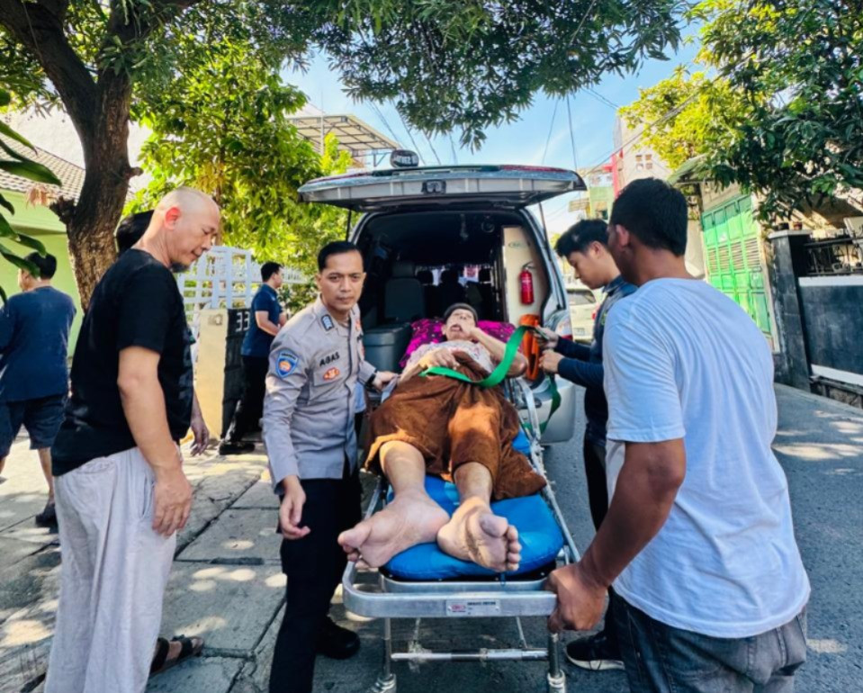 Anggota Polres Kepulauan Seribu Bripka Agus Setiawan Bantu Lansia Sakit, Segera Evakuasi ke RS Koja dengan Ambulans Polres
