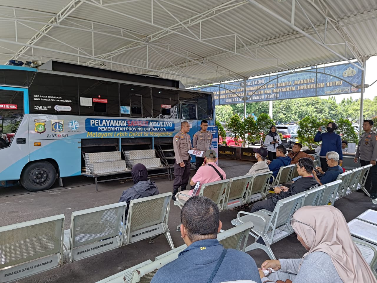 Itwasda Polda Metro Jaya Sosialisasikan SP4N-Lapor di Samsat Keliling Jaksel