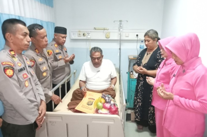 Peduli dan Empati, Kapolsek Bekasi Barat Jenguk Anggota yang Sakit