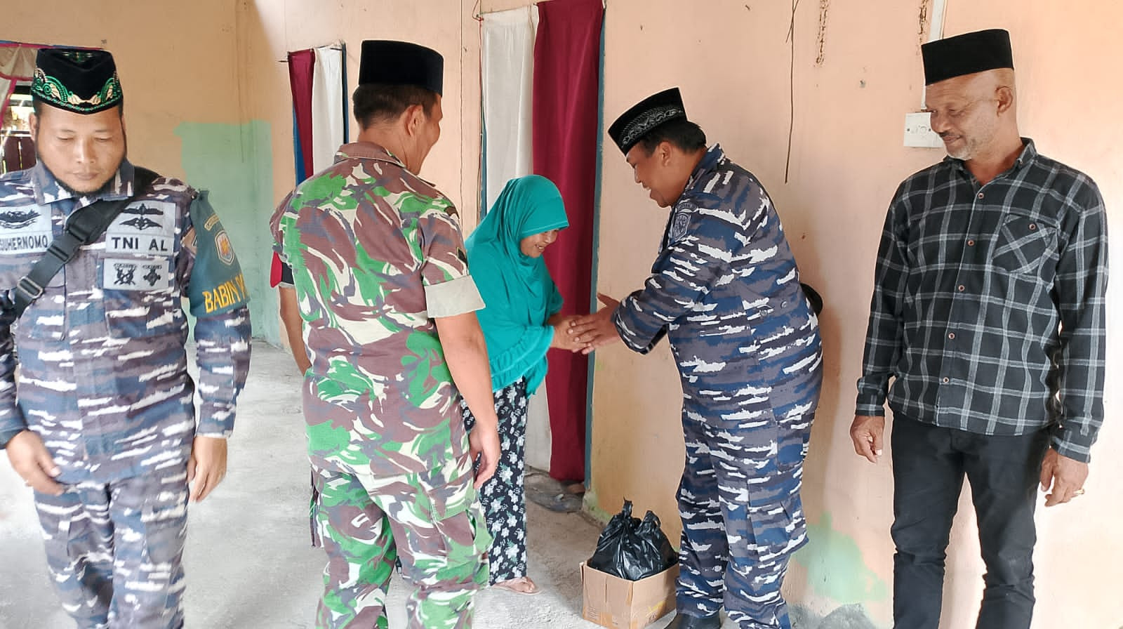 Aksi Kegiatan Sosial Pos TNI AL Midai Untuk Warga di Pulau Midai