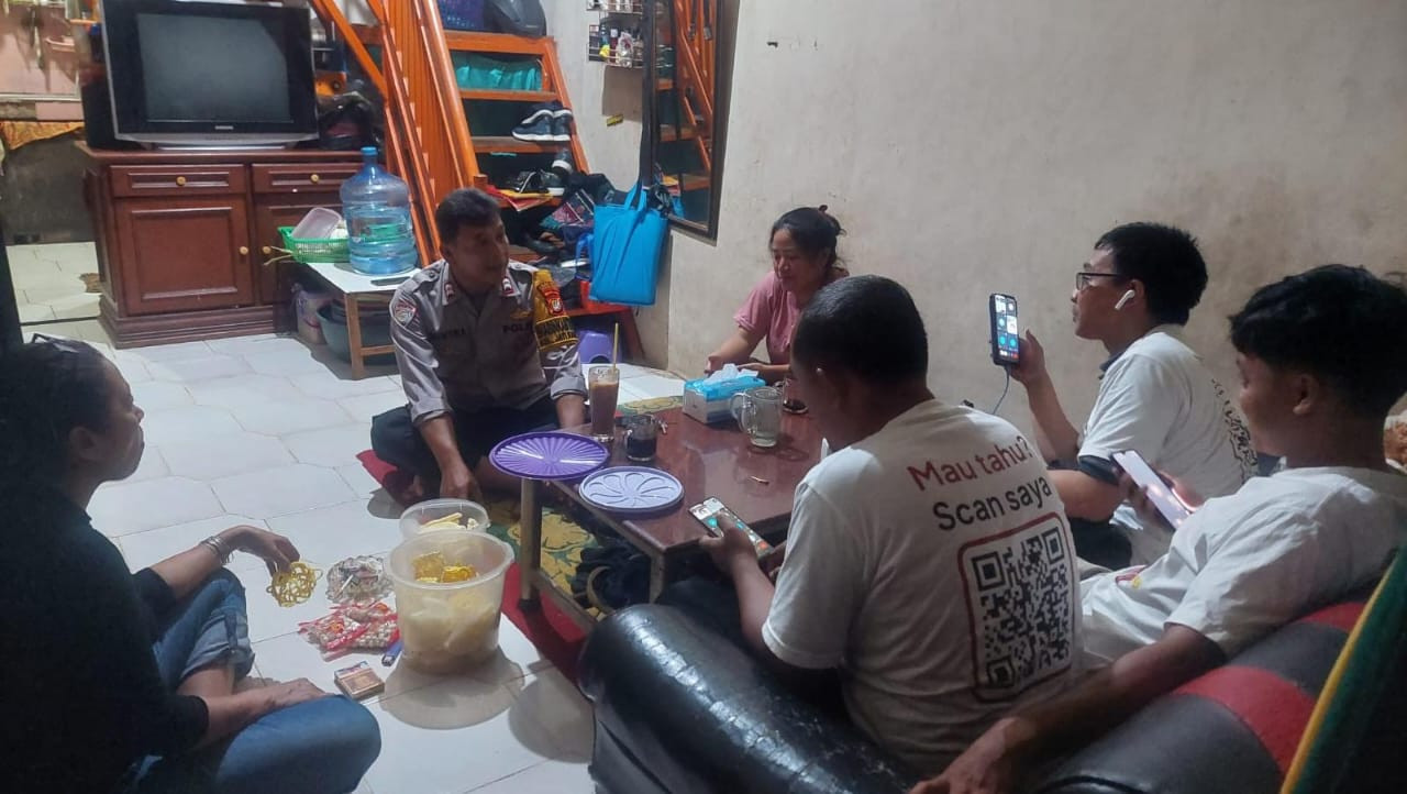 Patroli Keamanan Lingkungan, Bhabinkamtibmas Jatirahayu Sambangi Warga dan Ketua RT
