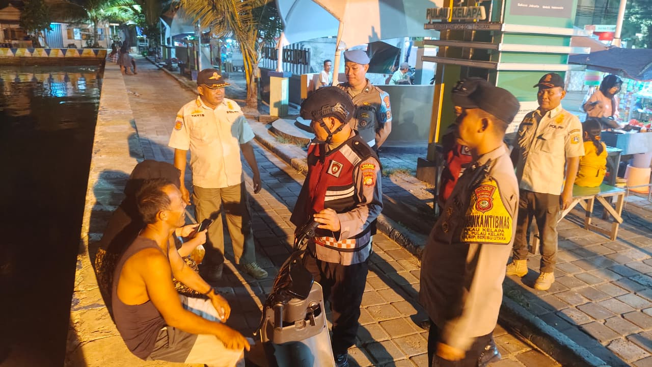 Polsek Kepulauan Seribu Utara Gelar Patroli Malam Aman Nusa I 2025 Jaga Kamtibmas Kondusif