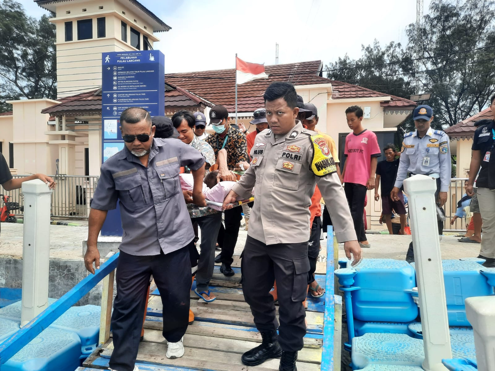 Bhabinkamtibmas Pulau Lancang Briptu Tulus Hidayat Bantu Warga Sakit Dirujuk ke RS Cengkareng