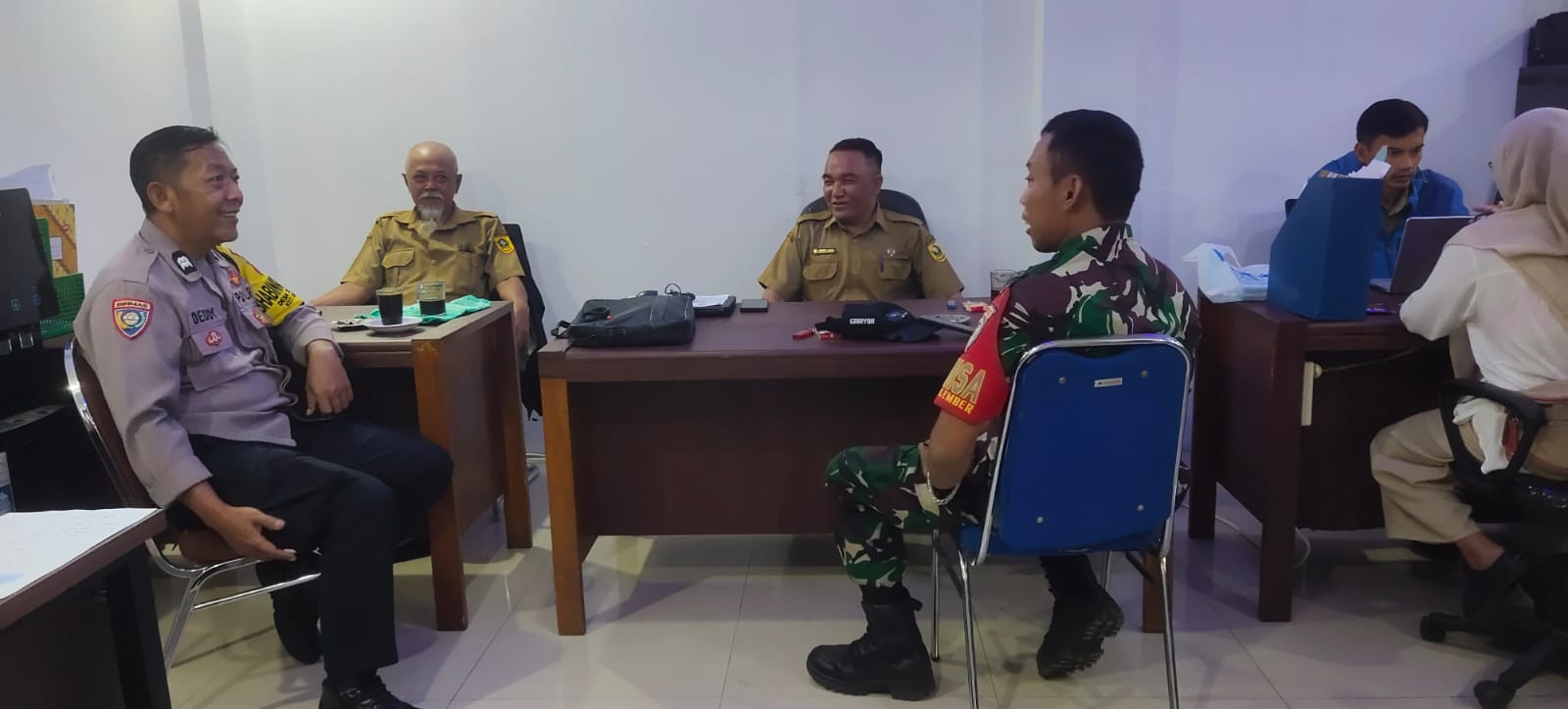 Dekatkan Diri dengan Warga, Bhabinkamtibmas Desa Cilember Polsek Cisarua Sampaikan Himbauan Kamtibmas