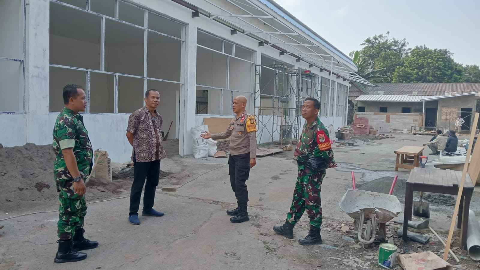 Sinergitas Tiga Pilar: Bhabinkamtibmas dan Babinsa Tinjau Persiapan Dapur Umum MBG di Kelurahan Bantargebang