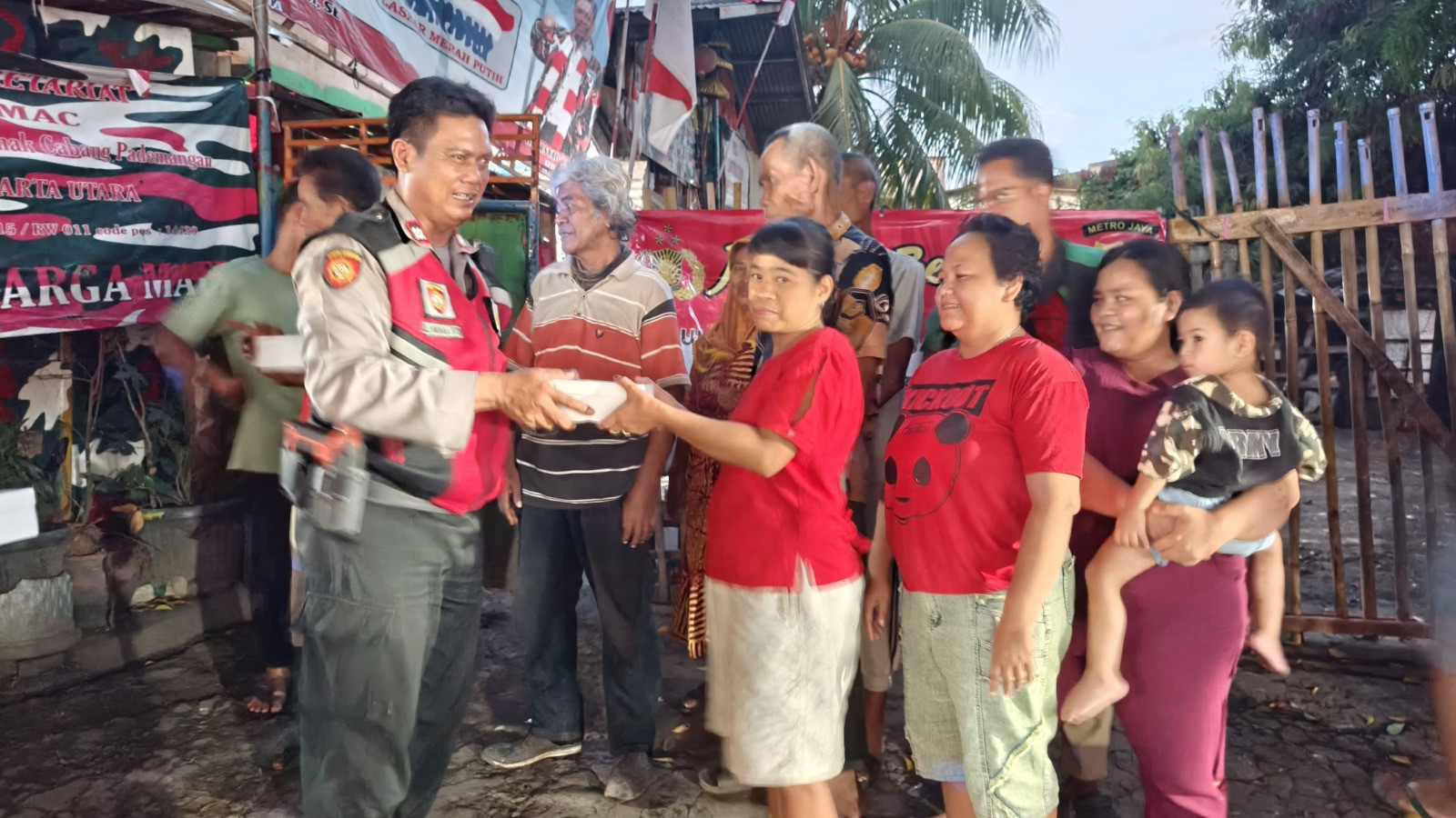 Polsek Pademangan Berbagi Kasih di TPS Budi Mulia, Wujudkan Jumat Berkah untuk Warga Kurang Mampu